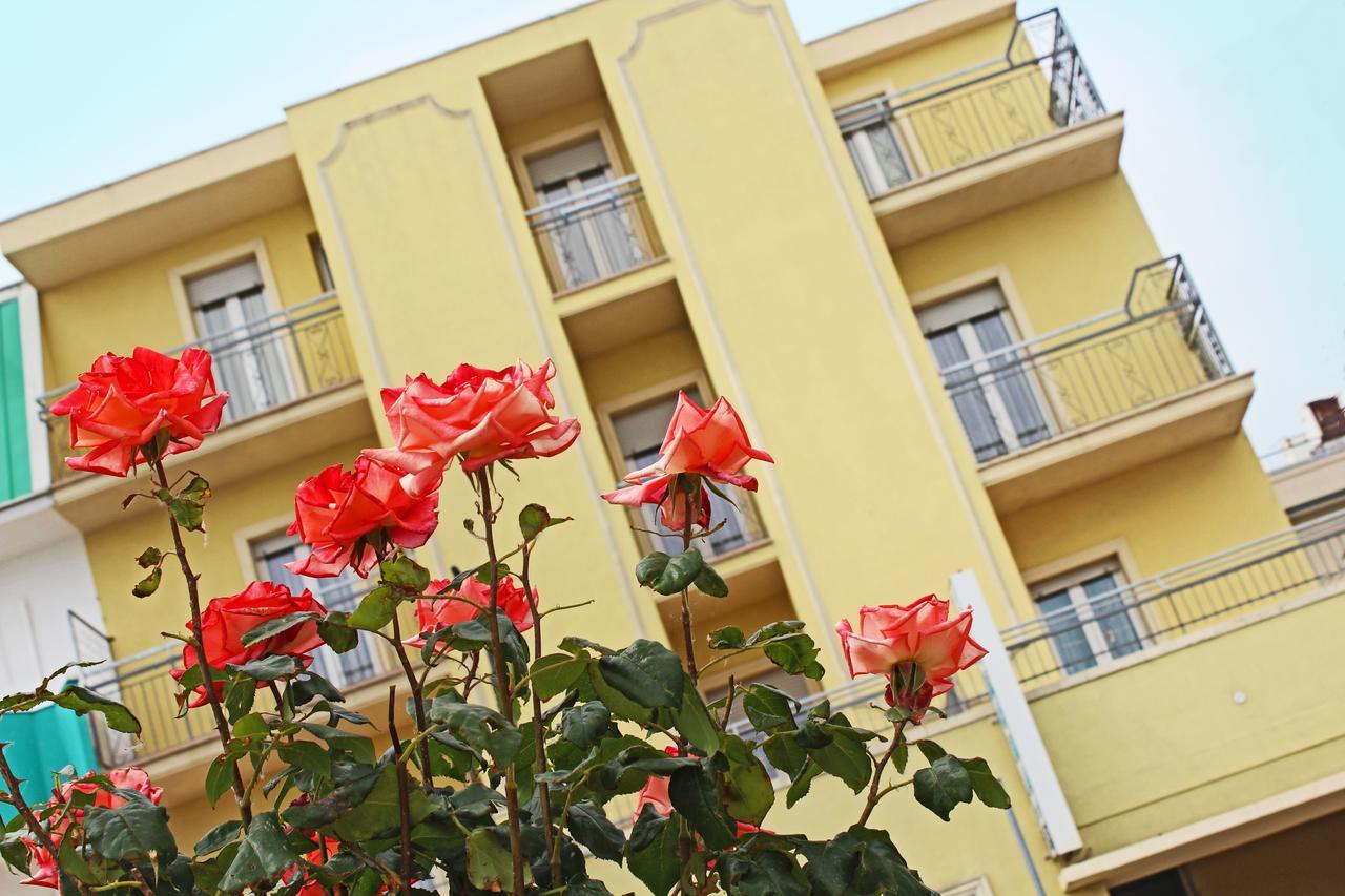 Hotel Villa Aurora Bellaria-Igea Marina Buitenkant foto
